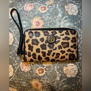 Tory Burch Kerrington Wristlet 🖤 Leopard 🐆 Trending!!
